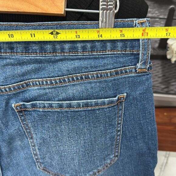Old Navy Women Shorts Size 8R Stretch Denim Jeans Classic Sexy Medium Blue wash - Picture 5 of 7
